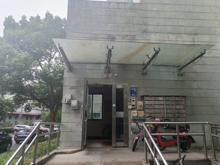 上海市金山区现代华亭5栋2F 