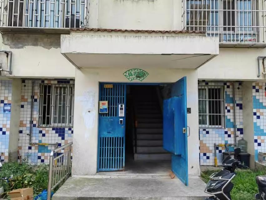 上海市奉贤区奉德苑东区1栋5F 