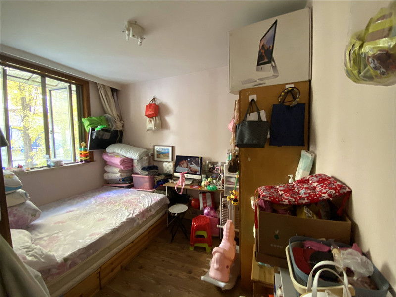 上海市黄浦区陕西南路271弄小区1栋3F 