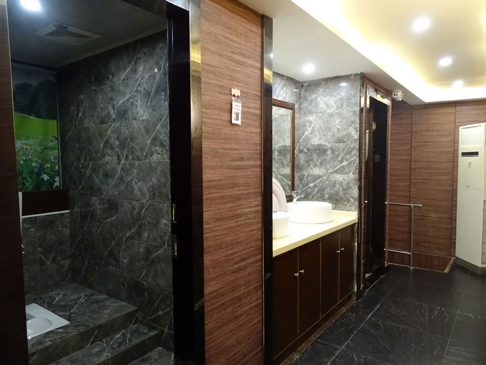 上海市长宁区元丰天山花园双流路273号1F、2F 