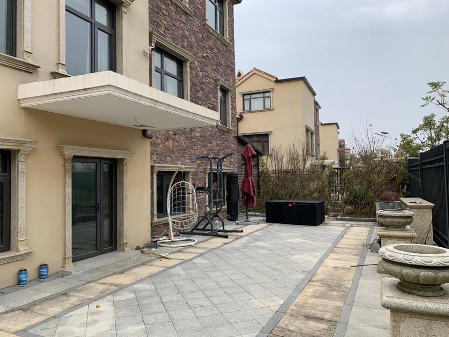 上海市崇明区堤亚纳昱墅港西镇176栋 