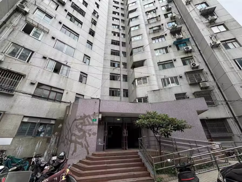 上海市虹口区凉二小区4栋2F 