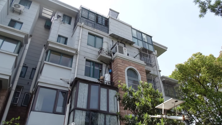 上海市松江区明月清泉新苑55栋3F 