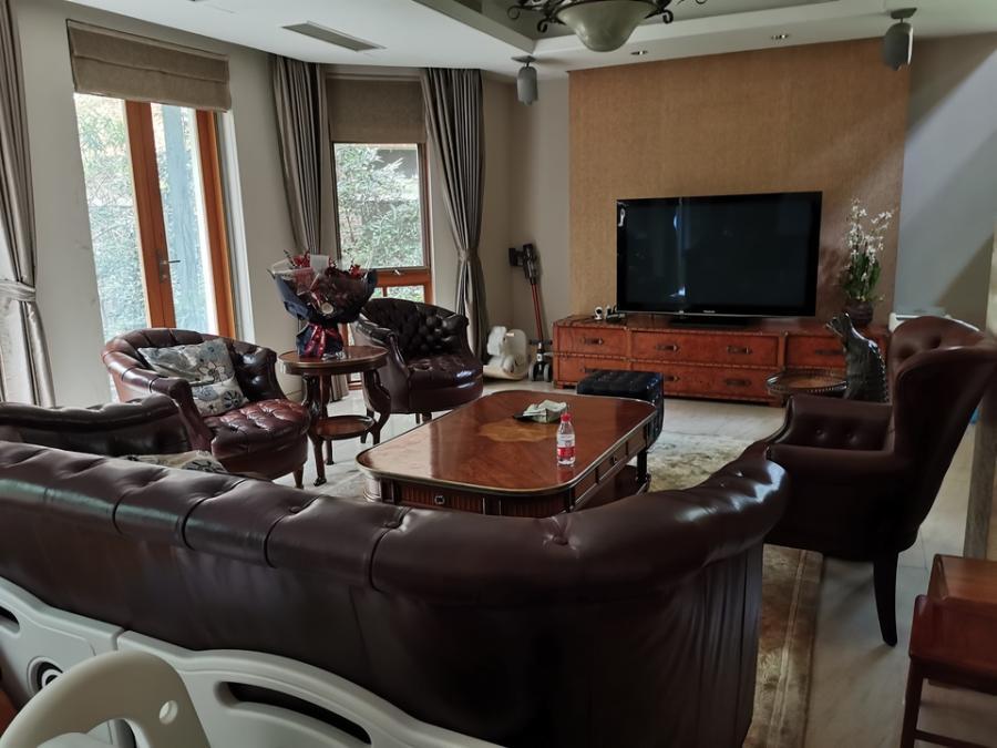 上海市长宁区龙柏花苑2419栋 