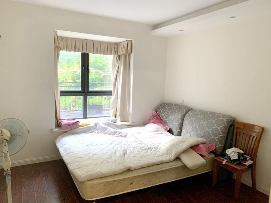 上海市宝山区美兰湖中华园铂境102栋1F及地下1F储藏 