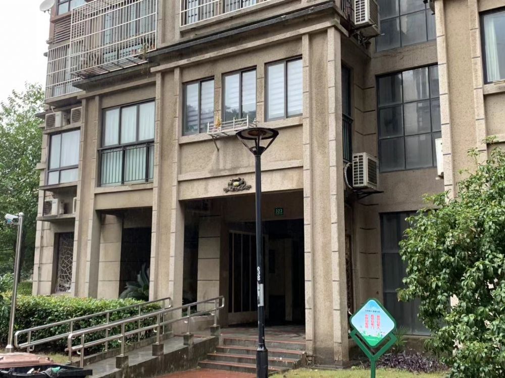 上海市奉贤区绿地南桥新苑323栋14F 