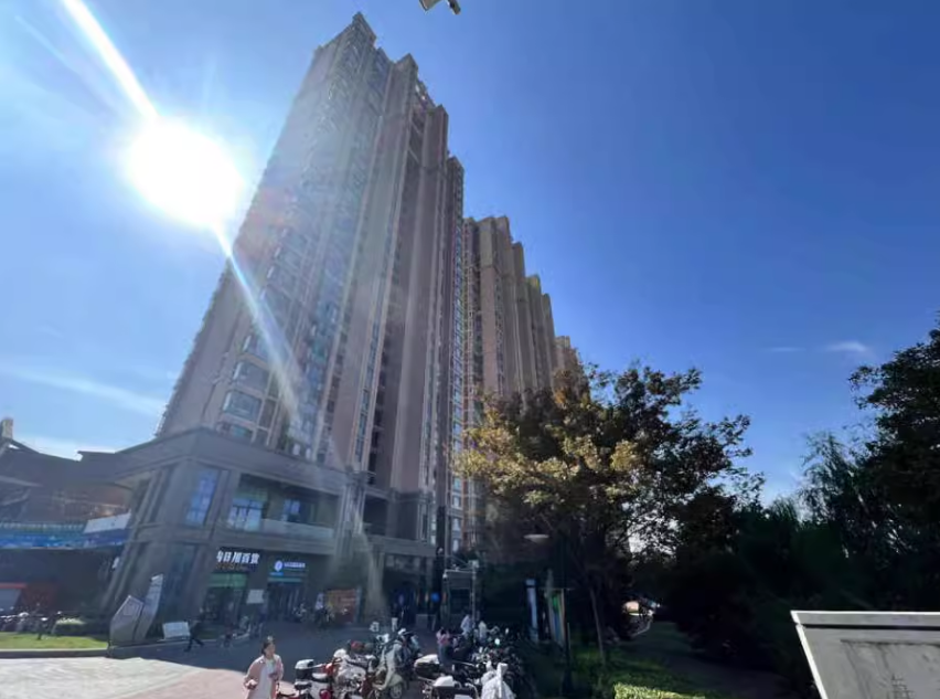 上海市金山区万达城市名邸9栋33F 