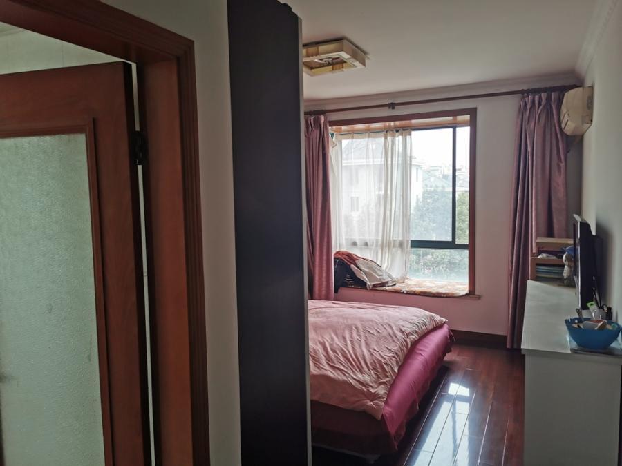 上海市松江区荣都公寓52栋5F 