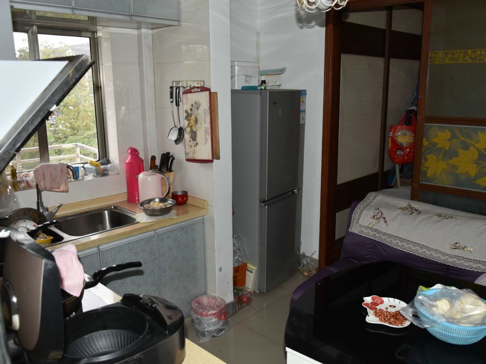 上海市青浦区庆华新村25栋5F 