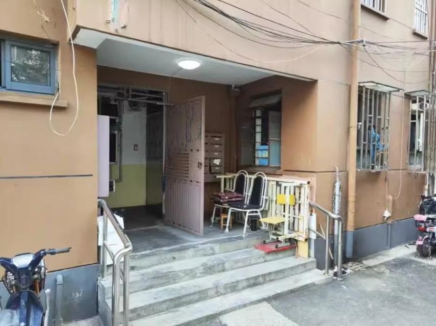 上海市普陀区真光新村第二小区10栋2F 