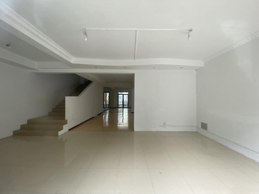 上海市青浦区东方庭院复兴路90弄3支弄3栋1F 