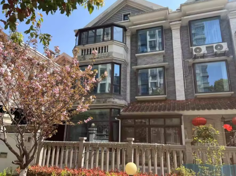 上海市金山区汤泉美地城2189栋1-3F 