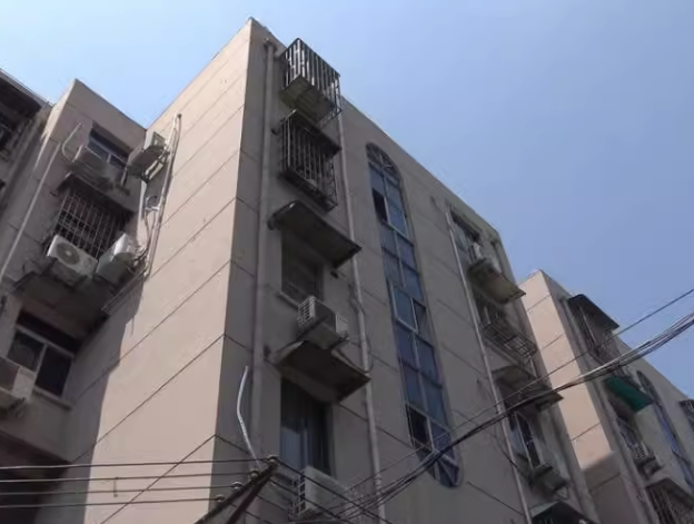 上海市宝山区乾溪新村57栋5F 