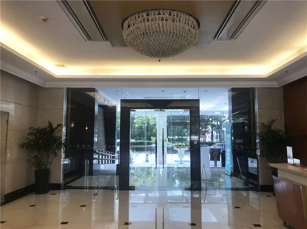 上海市浦东新区世茂滨江花园3栋33F 