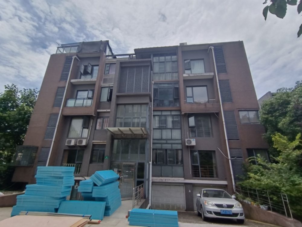 上海市青浦区翡翠国际花苑4栋1F 