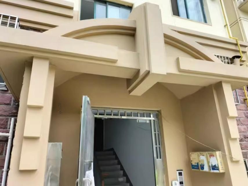 上海市金山区留溪佳园49栋4F 