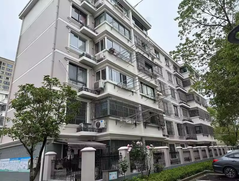 上海市青浦区云湖公寓6栋2F 