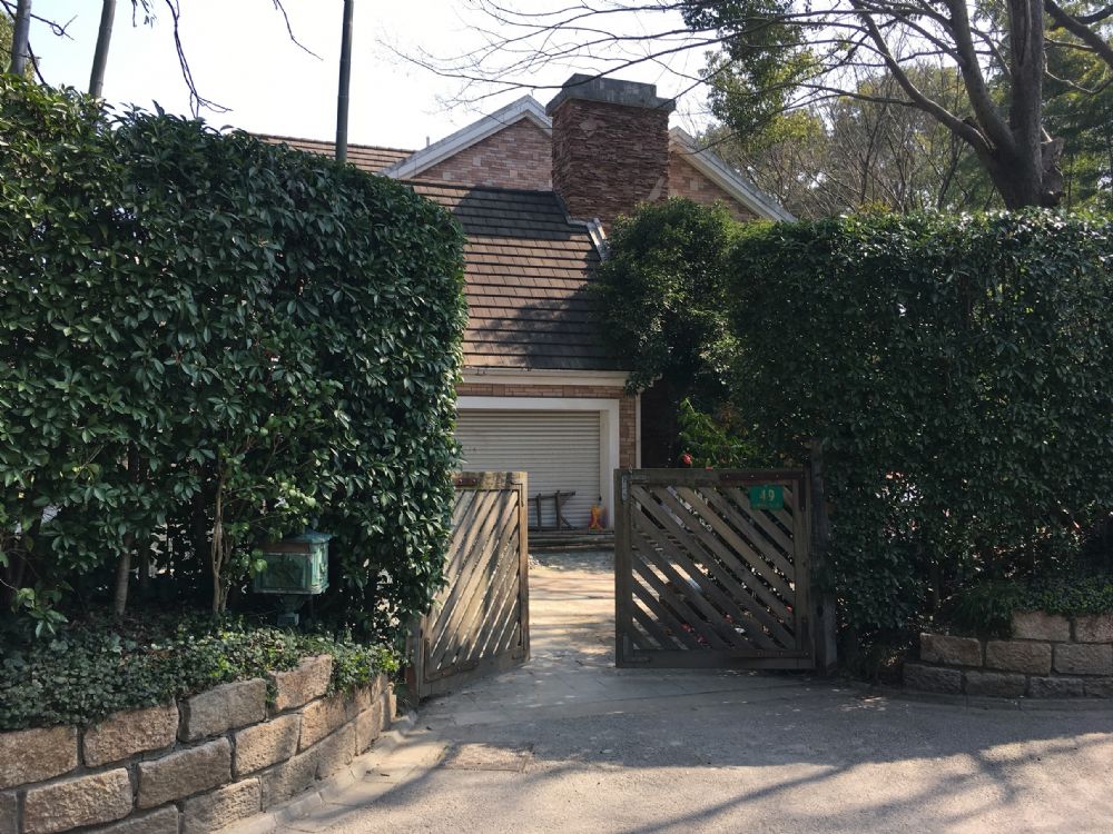 上海市松江区佘山月湖山庄佘山镇49栋 