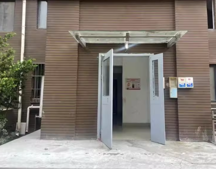 上海市宝山区美罗家园宝欣苑八村4栋4F 