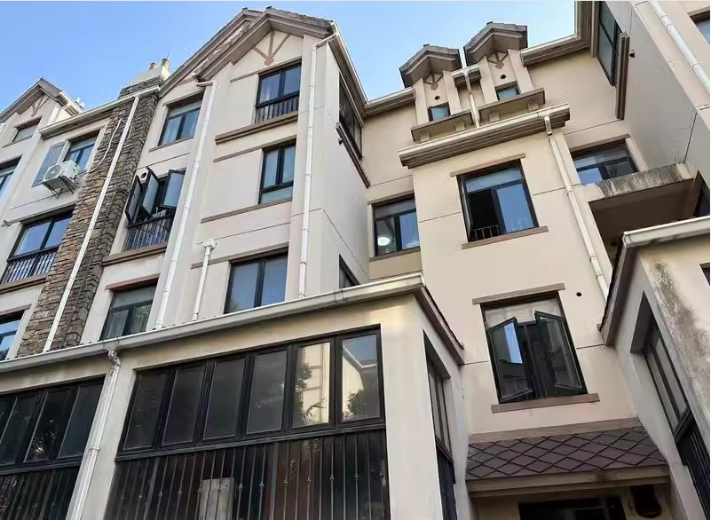 上海市松江区英郡雷丁小城35栋1F 