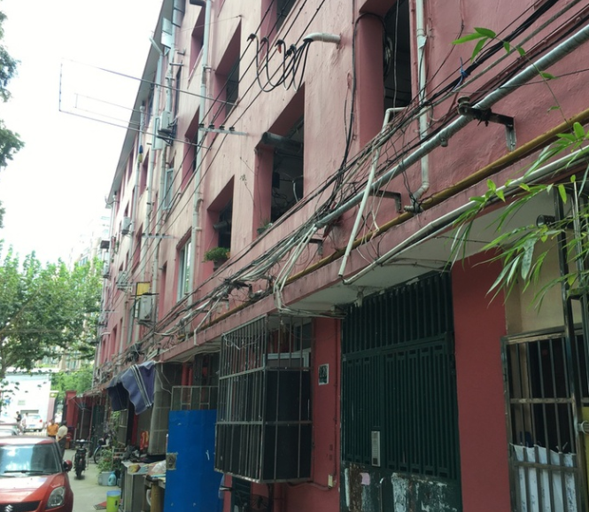 上海市徐汇区日晖一村129栋2F 