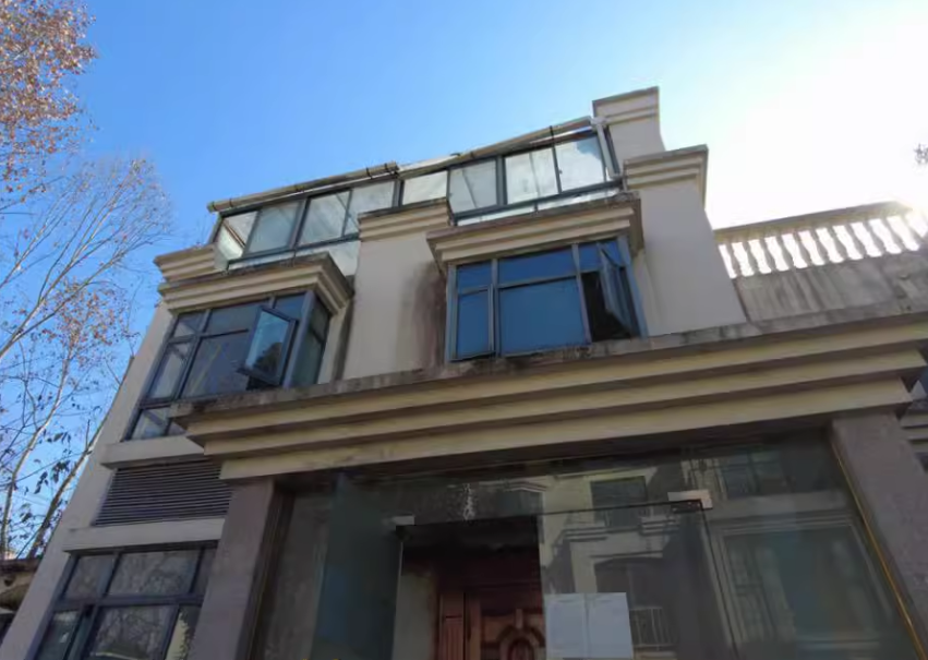 上海市闵行区剑桥景苑300栋全幢及室内物品 