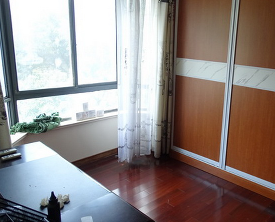 上海市浦东新区杨园四村1栋4F 