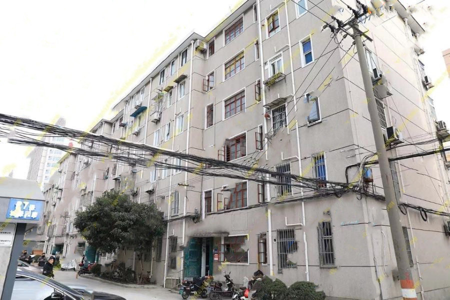 上海市宝山区宝钢九村27栋5F 