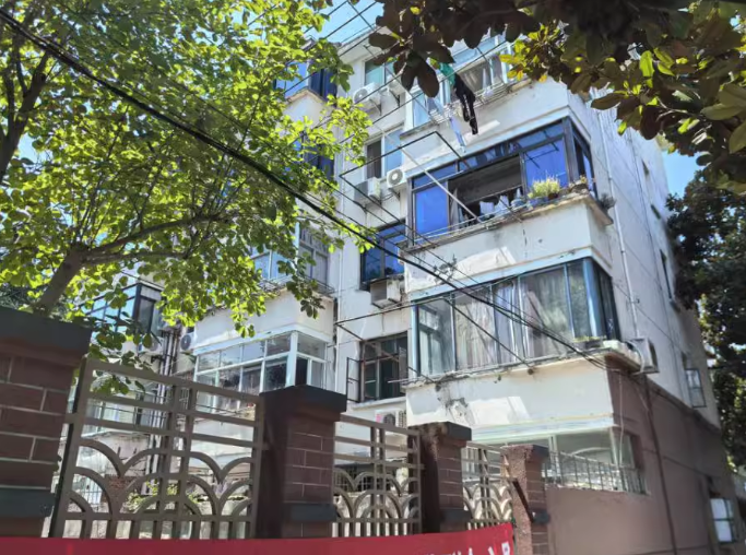 上海市奉贤区解放新村210栋2F 