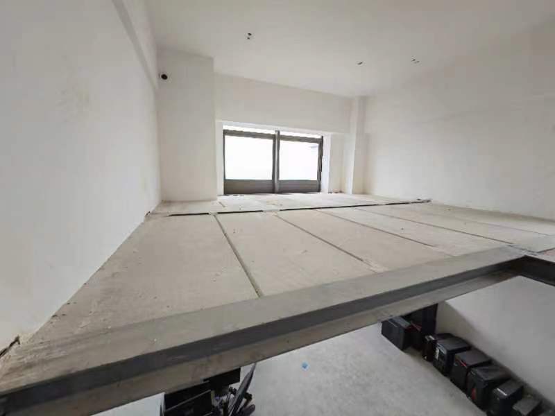 上海市浦东新区宝业万华城方糖25栋8F及室内一批电脑 