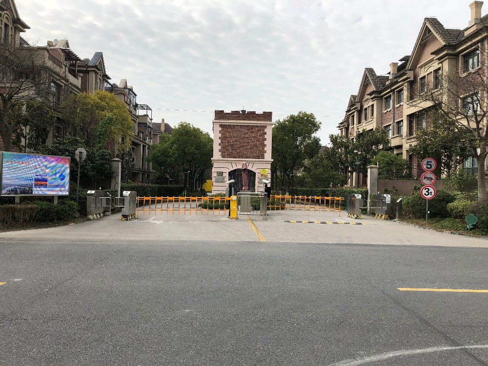 上海市奉贤区世茂爱马尚郡118栋1-3F 