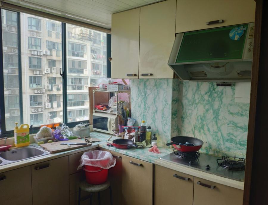 上海市虹口区中虹花园新都苑18栋5F 