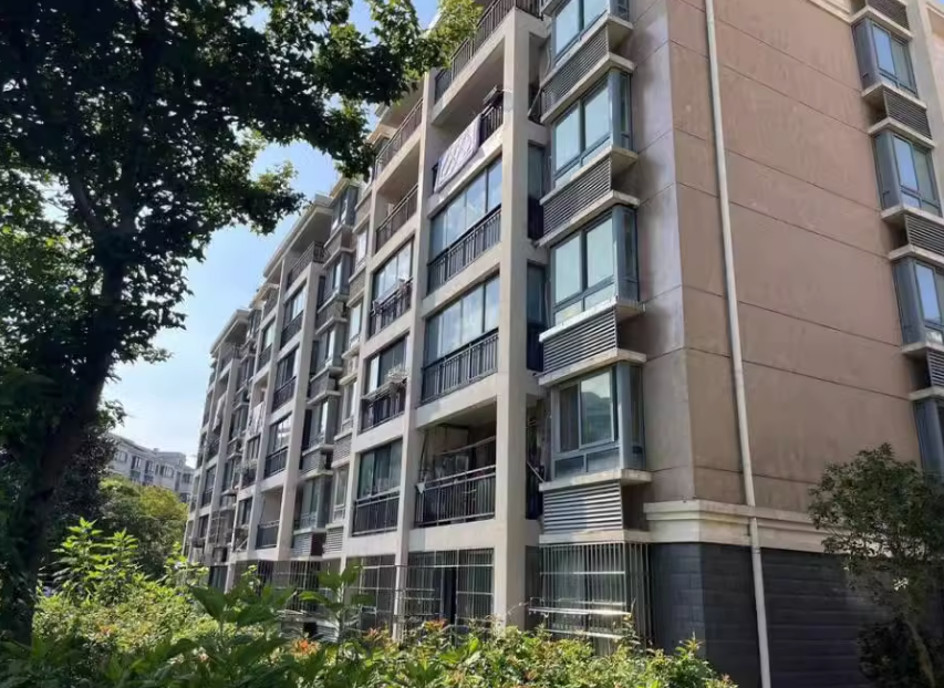 上海市崇明区裕鸿佳苑17栋1F 