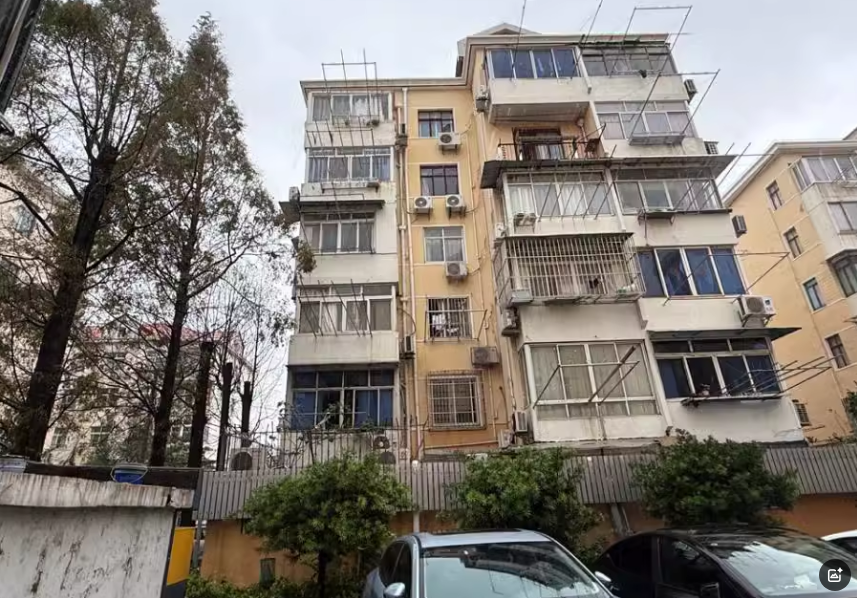 上海市宝山区宝钢八村95栋6F 