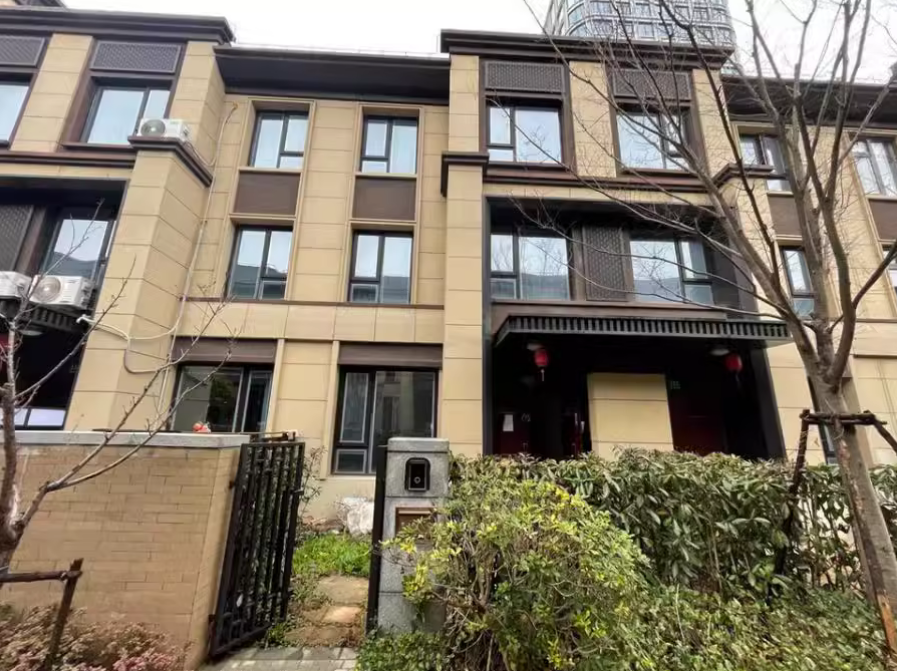 上海市奉贤区铂晶舍117栋 