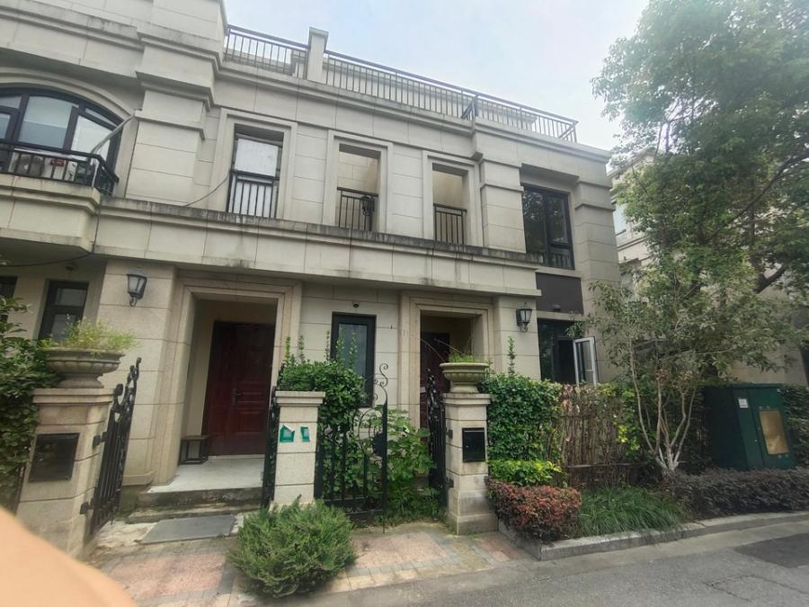 上海市嘉定区恒荣府邸三期231栋1-3F 