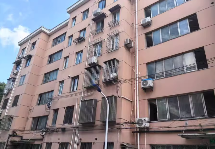 上海市浦东新区潼港六村99栋5F及屋内家具等 