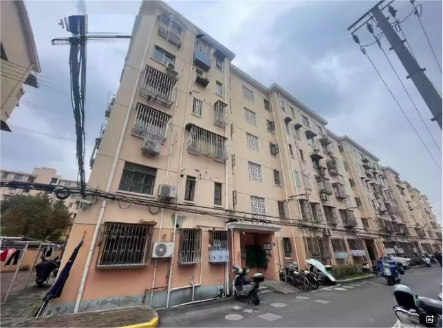 上海市宝山区通河二村142栋6F 