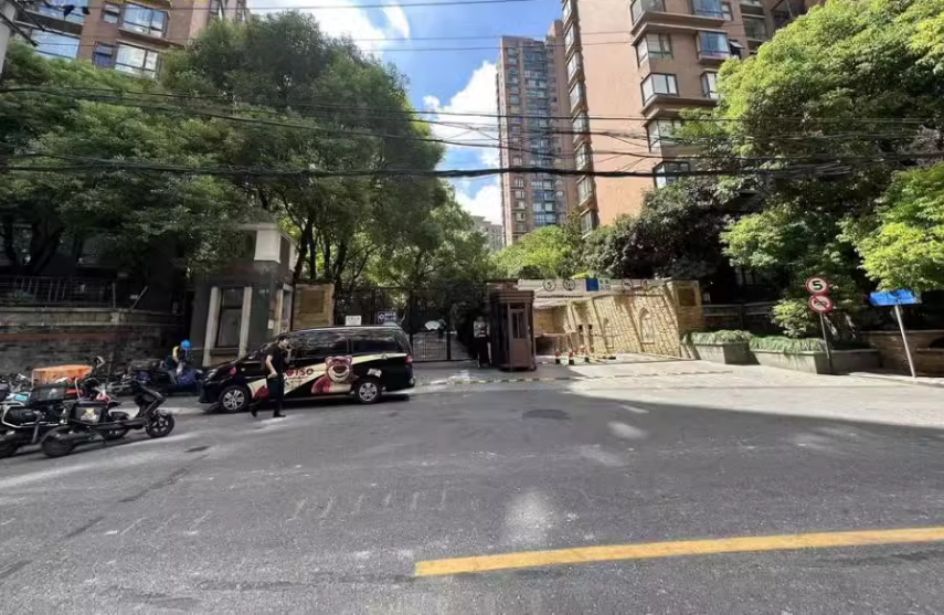 上海市黄浦区上海滩花园9号301室及地下1层车位 