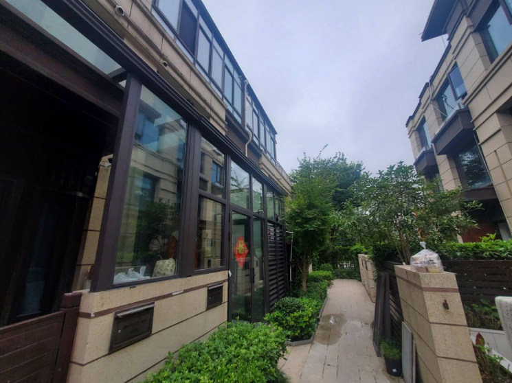 上海市松江区路劲佘山院子东园338栋1-3F 