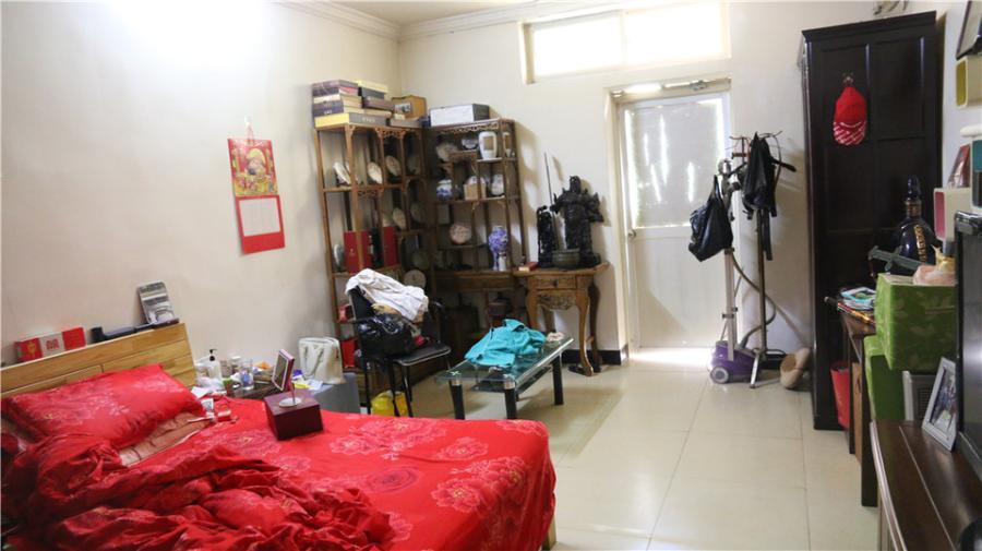 上海市闵行区江川住宅小区4栋1F 