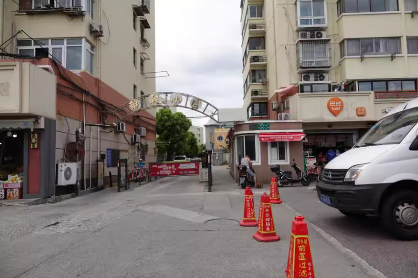 上海市宝山区南大路180弄小区26栋5F 