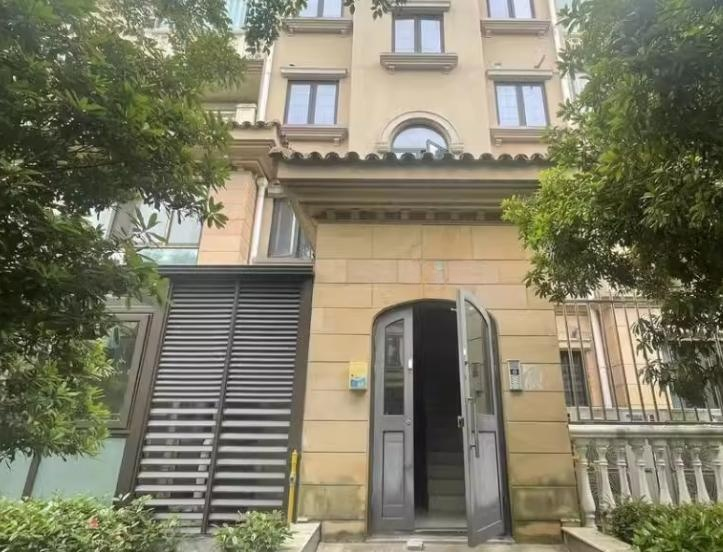 上海市金山区紫迪兰庭4栋2F 