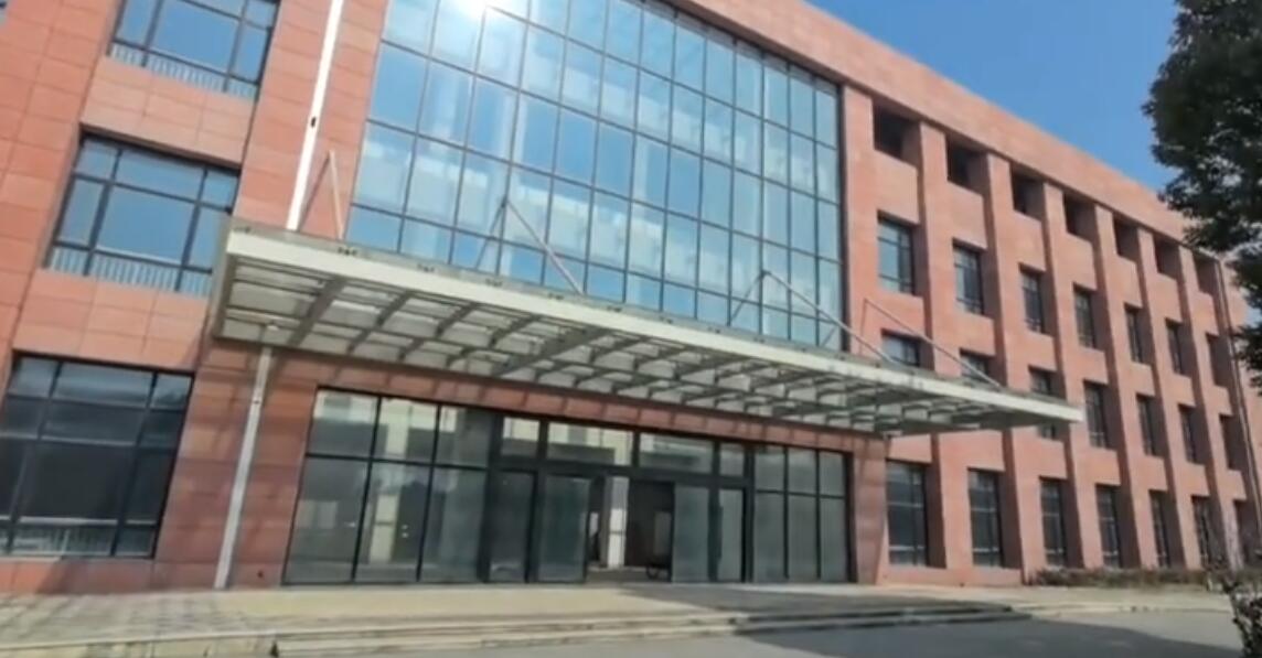 上海市浦东新区临港新片区厂房150栋1、2、4幢及机器设备等 