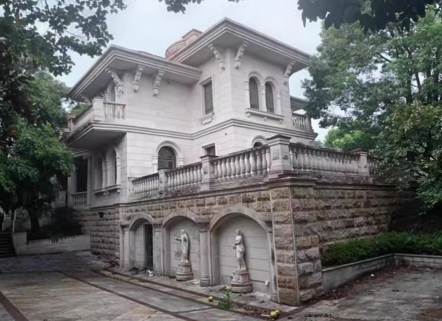 上海市松江区佘山月湖山庄洞泾镇83栋 