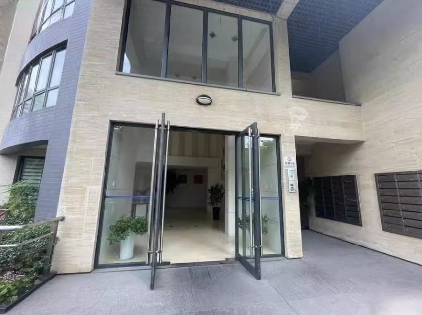 上海市静安区静鼎安邦府邸1栋8F 