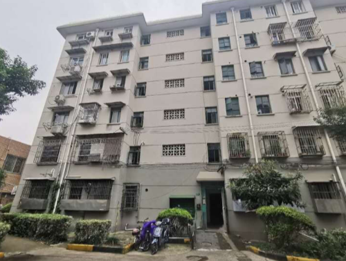 上海市静安区兴泉小区106栋5F 