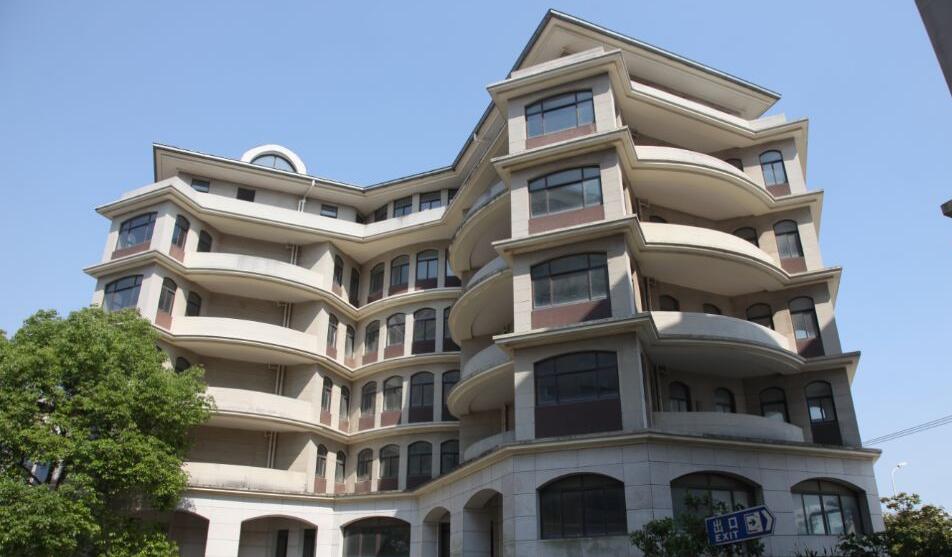 上海市浦东新区郡雅国际航空广场拱极东路3040弄1-15栋及车位 