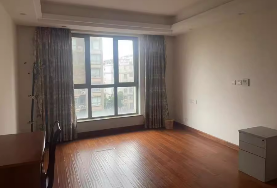 上海市宝山区牡丹华庭1栋6F及室内物品 