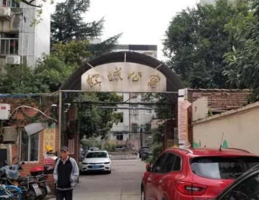 上海市长宁区虹城公寓8栋1F 